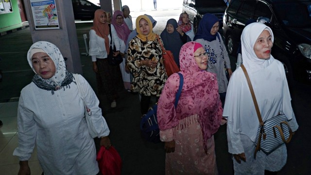 Calon jemaah umrah korban First Travel yang sedang menunggu di Musala yang berada di basement Inspektorat Kementerian Agama RI. (Foto: Jamal Ramadhan/kumparan)