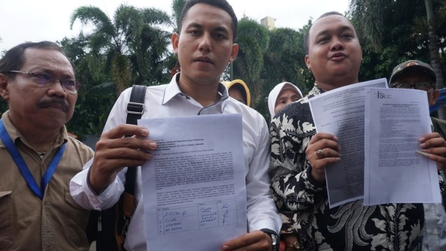 Kuasa hukum calon jemaah umrah korban First Travel, Rizki Rahmadiansyah (kanan). (Foto: Jamal Ramadhan/kumparan)