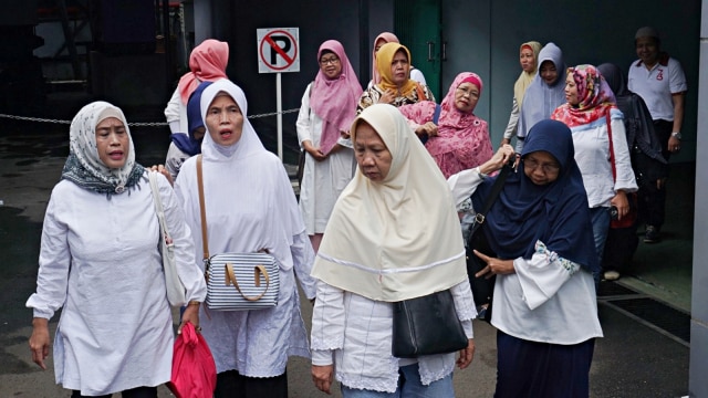 Calon jemaah umrah korban First Travel menuju ruang Inspektorat Kementerian Agama RI. (Foto: Jamal Ramadhan/kumparan)