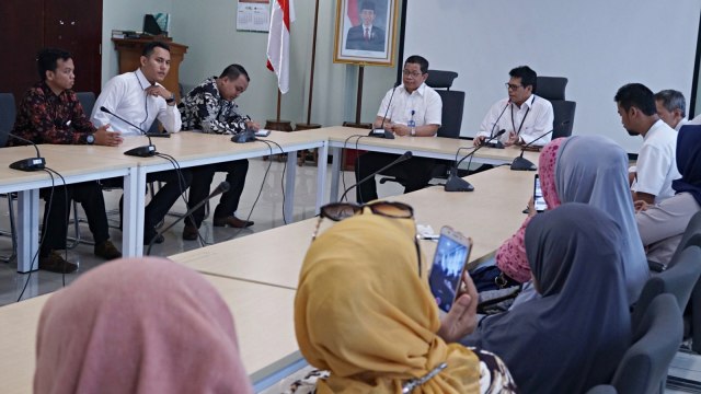 Calon jemaah umrah korban First Travel saat berada di ruang Inspektorat Kementerian Agama RI. (Foto: Jamal Ramadhan/kumparan)