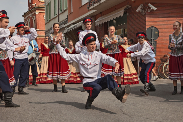 Tari tradisional Rusia atau biasa juga disebut tarian rakyat Rusia. (Foto: Shutter Stock)