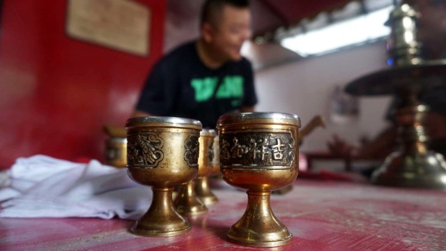 Beberapa perlengkapan ibadah Vihara Amurva Bhumi sedang dibersihkan menjelang perayaan Tahun Baru Imlek 2570.  (Foto: Irfan Adi Saputra/kumparan )