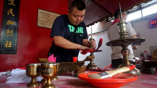 Jemaah membersihkan patung Budha, dewa-dewi, perlengkapan ibadah hingga bangunan Vihara Amurva Bhumi di kawasan Karet Kuningan, Jakarta, Senin (28/1).  (Foto: Irfan Adi Saputra/kumparan )