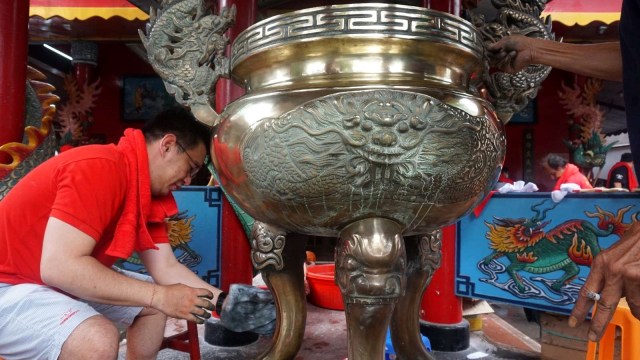 Jemaah membersihkan perlengkapan ibadah Vihara Amurva Bhumi di kawasan Karet Kuningan, Jakarta, Senin (28/1).  (Foto: Irfan Adi Saputra/kumparan )