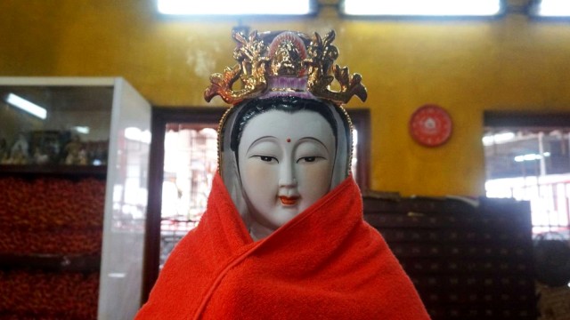 Salah satu patung dewi di Vihara Amurva Bhumi yang sedang dibersihkan menjelang perayaan Tahun Baru Imlek 2570 di kawasan Karet Kuningan, Jakarta, Senin (28/1).  (Foto: Irfan Adi Saputra/kumparan )