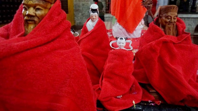 Sejumlah patung Budha, dewa-dewi Vihara Amurva Bhumi sedang dibersihkan menjelang perayaan Tahun Baru Imlek 2570.  (Foto: Irfan Adi Saputra/kumparan )