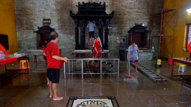 Sejumlah warga bergotong royong membersihkan Vihara Amurva Bhumi di kawasan Karet Kuningan, Jakarta, Senin (28/1).  (Foto: Irfan Adi Saputra/kumparan )