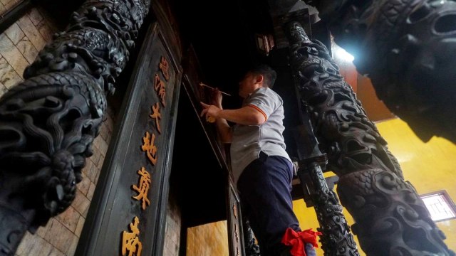 Jemaah membersihkan dan mengecat ulang bangunan Vihara Amurva Bhumi menjelang perayaan Tahun Baru Imlek 2570.  (Foto: Irfan Adi Saputra/kumparan )