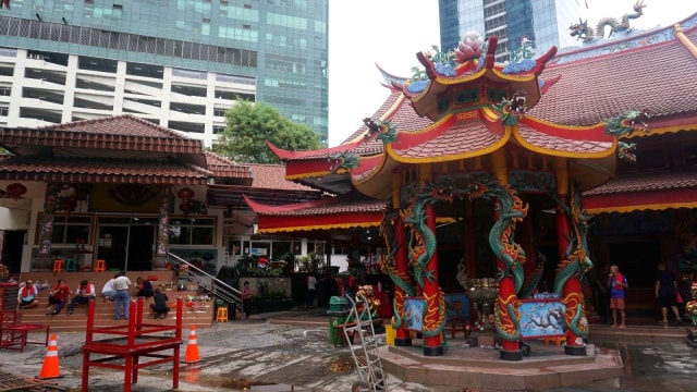 Sejumlah warga bergotong royong membersihkan Vihara Amurva Bhumi di kawasan Karet Kuningan, Jakarta, Senin (28/1).  (Foto: Irfan Adi Saputra/kumparan )