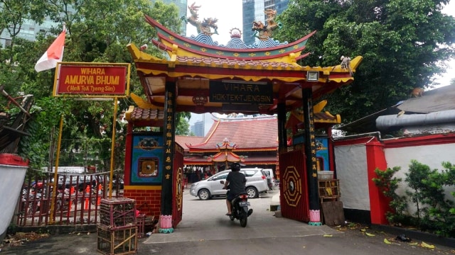 Suasana di depan Vihara Amurva Bhumi di kawasan Karet Kuningan, Jakarta, Senin (28/1).  (Foto: Irfan Adi Saputra/kumparan )