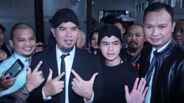 Ahmad Dhani (kedua dari kiri) jelang sidang vonis di Pengadilan Negeri Jakarta Selatan, Senin (28/1/2019). (Foto: Nugroho Sejati/kumparan)