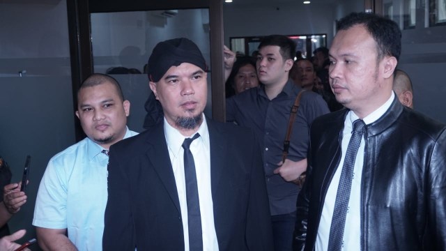 Ahmad Dhani (tengah) jelang sidang vonis di Pengadilan Negeri Jakarta Selatan, Senin (28/1/2019). (Foto: Nugroho Sejati/kumparan)