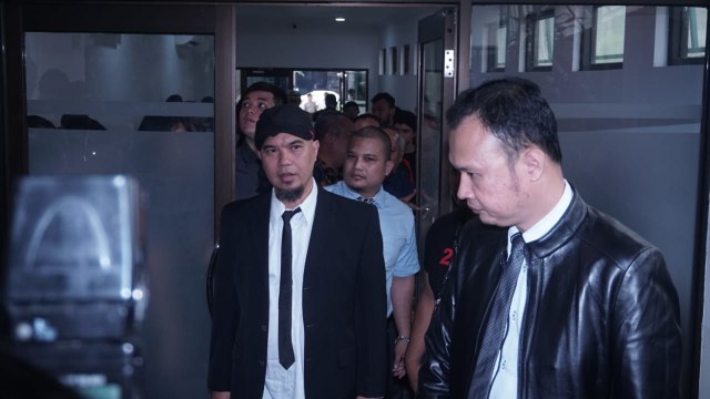 Ahmad Dhani (kiri) jelang sidang vonis di Pengadilan Negeri Jakarta Selatan, Senin (28/1/2019). (Foto: Nugroho Sejati/kumparan)