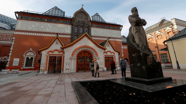 Suasana di luar Galeri Tretyakov di Moskow, Rusia. (Foto: REUTERS/Maxim Shemetov)