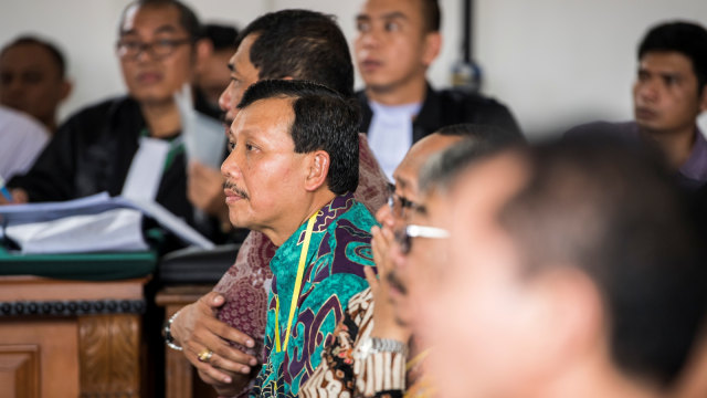 Sekretaris Daerah (Sekda) Pemerintah Provinsi Jawa Barat Iwa Karniwa menghadiri sidang kasus suap proyek Meikarta di Pengadilan Negeri Klas 1A Khusus Bandung, Jawa Barat. (Foto: ANTARA FOTO/M Agung Rajasa)