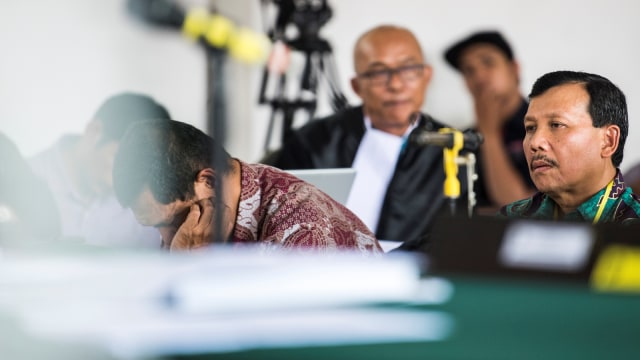 Sekretaris Daerah (Sekda) Pemerintah Provinsi Jawa Barat Iwa Karniwa (kanan) di Pengadilan Negeri Klas 1A Khusus Bandung, Jawa Barat. Foto: ANTARA FOTO/M Agung Rajasa