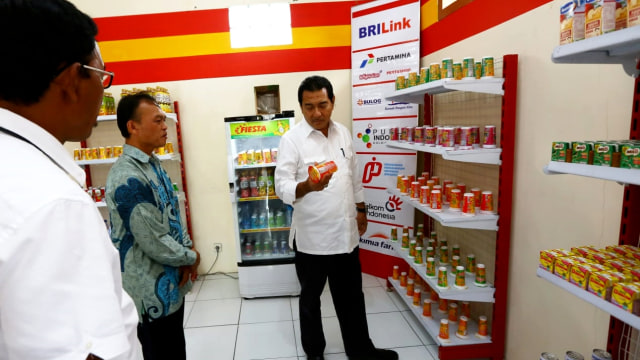 Dirut Bank BRI, Suprajarto, meninjau toko eceran yang dikelola BUMDes Pandawa Boer di Tasikmalaya, Jawa Barat. (Foto: Dok. Bank BRI)
