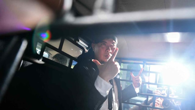 Terpidana kasus ujaran kebencian Ahmad Dhani berada di mobil tahanan seusai menjalani sidang putusan di Pengadilan Negeri Jakarta Selatan, Jakarta, Senin (28/1/2019). (Foto: ANTARA FOTO/Sigid Kurniawan/ama.)