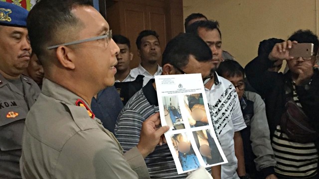 Wakapolres Jakarta Pusat, Arie saat menunjukkan foto korban yang tewas akibat dari geng motor kepada pers. (Foto: Efira Tamara Thenu/kumparan)
