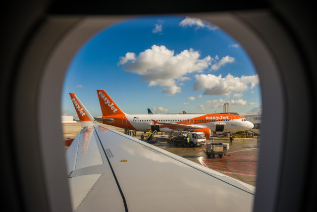 Pesawat easyJet di runway bandara Prancis Foto: Shutter Stock