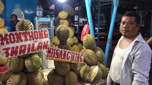 Sopri Enjol pedagang durian di kawasan Kalibata, Jakarta.  (Foto: Fachrul Irwinsyah/kumparan )