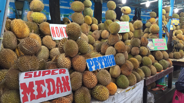 Sejumah durian yang dijual di kawasan Kalibata, Jakarta.  Foto: Fachrul Irwinsyah/kumparan 