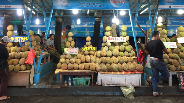 Sejumah pedagang durian yang dijual di kawasan Kalibata, Jakarta.  (Foto: Fachrul Irwinsyah/kumparan )