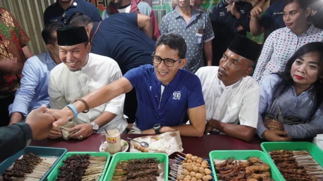 Sandiaga Uno (kedua kiri) bersama warga Eramoko, Wonogiri, Jateng.  (Foto: Dok. Tim Sandiaga Uno)