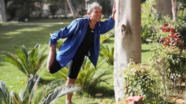 Perenang Mesir Nagwa Ghorab (76) melakukan pemanasan sebelum sesi latihan berenangnya di Kairo, Mesir, (27/1).  (Foto: REUTERS/Mohamed Abd El Ghany)