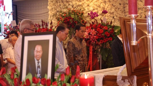Presiden Jokowi melayat pendiri Sinar Mas, Eka Tjipta Widjaja di Rumah Duka RSPAD.  (Foto: Dok. Sinar Mas )