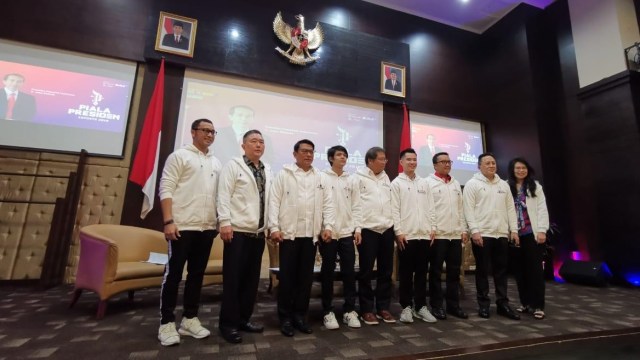 Jess No Limit (keempat dari kanan) bersama pemerintah Indonesia dan IESPL dalam konferensi pers Piala Presiden eSports 2019. (Foto: Astrid Rahadiani Putri/kumparan)