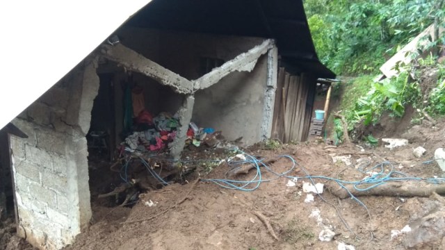 Rumah yang tertimbun tanah longsor dan menewaskan 4 penghuninya (kanalbali/BPBD)