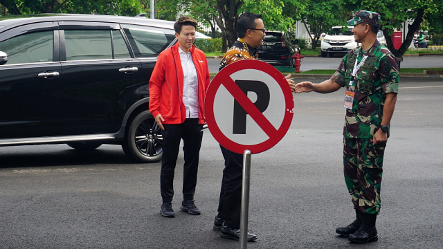 Liliyana Natsir (merah) ditemani Menteri Pemuda dan Olahraga Imam Nahrawi (batik) akan Bertemu Jokowi di Istana Merdeka, Jakarta. (Foto: Yudhistira Amran Saleh/kumparan)