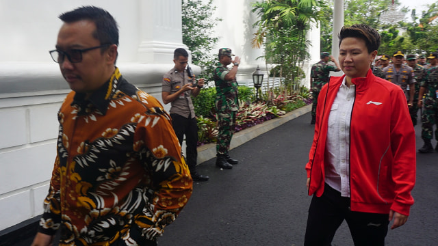 Liliyana Natsir (merah) ditemani Menteri Pemuda dan Olahraga Imam Nahrawi (batik) akan Bertemu Jokowi di Istana Merdeka, Jakarta. (Foto: Yudhistira Amran Saleh/kumparan)