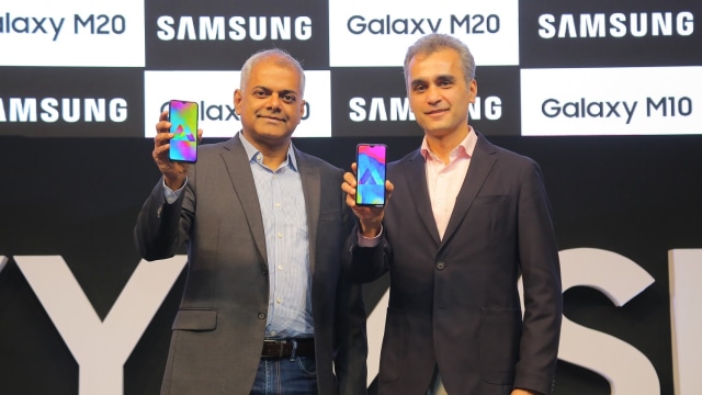 Manish Tiwary, VP Category Management Amazon India, dan Asim Warsi, VP Samsung India, perkenalkan Samsung Galaxy M10 dan Galaxy M20 di India. (Foto: Samsung)