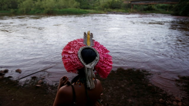 Masyarakat Pribumi dari suku Pataxo Ha-ha-hae yang tinggal di dekat sungai Paraopeba. (Foto: REUTERS/Adriano Machado)