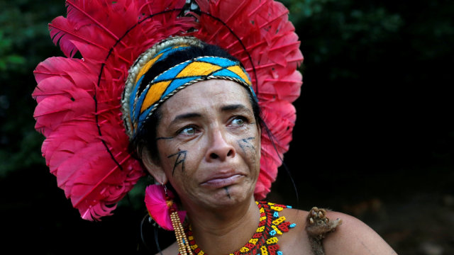 Wanita Pribumi dari suku Pataxo Ha-ha-hae yang tinggal di dekat sungai Paraopeba menangis. (Foto: REUTERS/Adriano Machado)