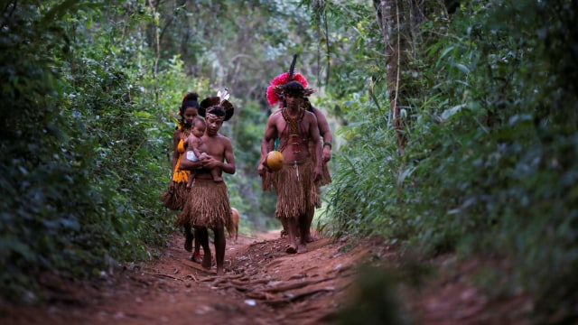 Masyarakat Pribumi dari suku Pataxo Ha-ha-hae yang tinggal di dekat sungai Paraopeba. (Foto: REUTERS/Adriano Machado)