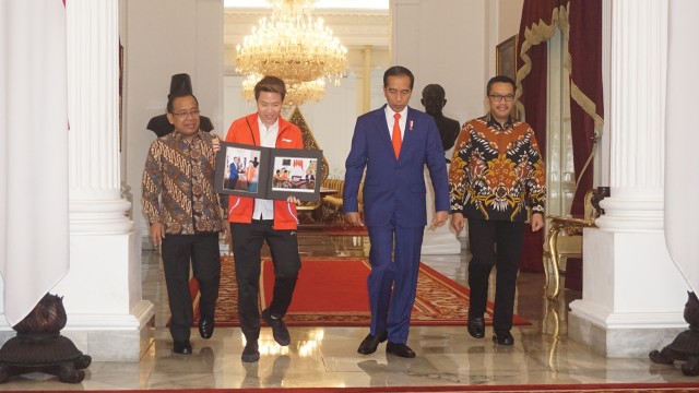 Presiden Joko Widodo (kedua dari kanan) menerima Liliyana Natsir (ketiga dari kanan) di Istana Merdeka. (Foto: Yudhistira Amran Saleh/kumparan)