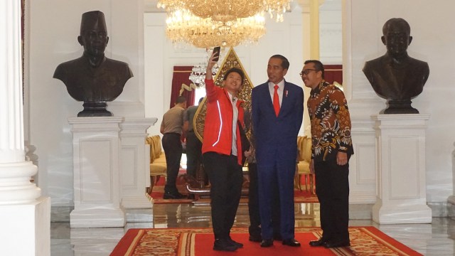 Presiden Joko Widodo (tengah) berfoto bersama Liliyana Natsir (kiri) dan Menpora Imam Nahrawi (kanan) di Istana Merdeka. (Foto: Yudhistira Amran Saleh/kumparan)