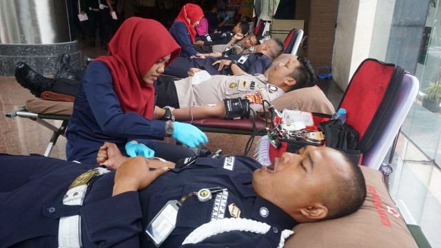 Anggota polisi hingga satpam yang bertugas di Polda Metro Jaya melakukan Donor Darah dalam rangka HUT Satpam ke-38 di Gedung Promoter, Jakarta, Selasa (29/1). (Foto: Irfan Adi Saputra/kumparan)