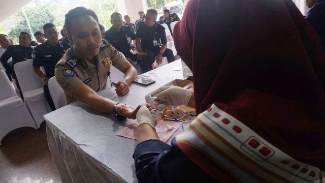 Anggota Polisi melakukan tes golongan darah pada acara Donor Darah dalam rangka HUT Satpam ke-38 di Gedung Promoter, Jakarta, Selasa (29/1). (Foto: Irfan Adi Saputra/kumparan)