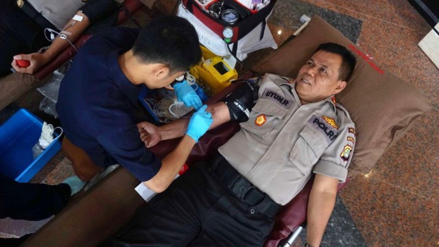 Anggota Polisi melakukan Donor Darah dalam rangka HUT Satpam ke-38 di Gedung Promoter, Jakarta, Selasa (29/1). (Foto: Irfan Adi Saputra/kumparan)