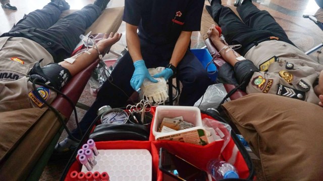 Anggota Polisi melakukan Donor Darah dalam rangka HUT Satpam ke-38 di Gedung Promoter, Jakarta, Selasa (29/1). (Foto: Irfan Adi Saputra/kumparan)
