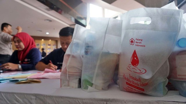 Suvenir bagi pendonor dalam acara Donor Darah dalam rangka HUT Satpam ke-38 di Gedung Promoter, Jakarta, Selasa (29/1). (Foto: Irfan Adi Saputra/kumparan)