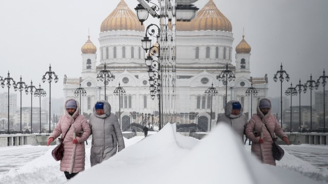 Warga Moskow beraktivitas di tengah hujan salju. (Foto: REUTERS/Maxim Shemetov)