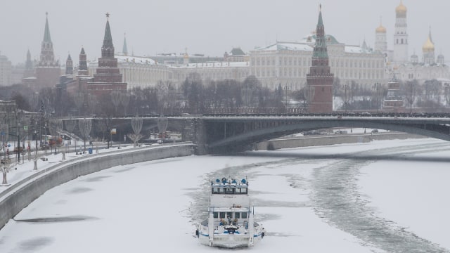 Sebuah kapal menerjang sungai yang membeku di kota Moskow. (Foto: REUTERS/Maxim Shemetov)
