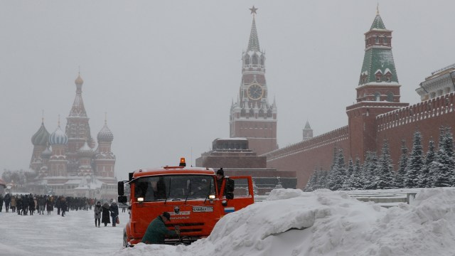 Mobil pembersih salju membersihkan jalanan di kota Moskow, Rusia. (Foto: REUTERS/Maxim Shemetov)