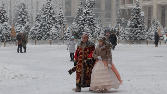 Warga Moskow beraktivitas di tengah hujan salju. (Foto: REUTERS/Maxim Shemetov)