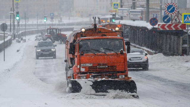 Mobil pembersih salju membersihkan jalanan di kota Moskow, Rusia. (Foto: REUTERS/Maxim Shemetov)